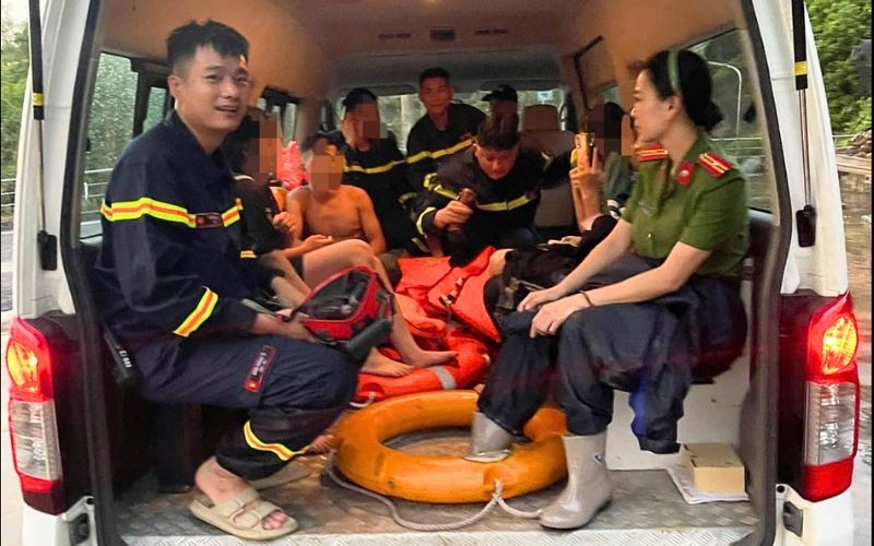 Lực lượng chức năng đ&atilde; tiến h&agrave;nh tiếp cận v&agrave; giải cứu th&agrave;nh c&ocirc;ng 11 học sinh bị mắc kẹt tại suối C&aacute;i (TP H&ograve;a B&igrave;nh, tỉnh H&ograve;a B&igrave;nh) v&agrave; b&agrave;n giao cho gia đ&igrave;nh.