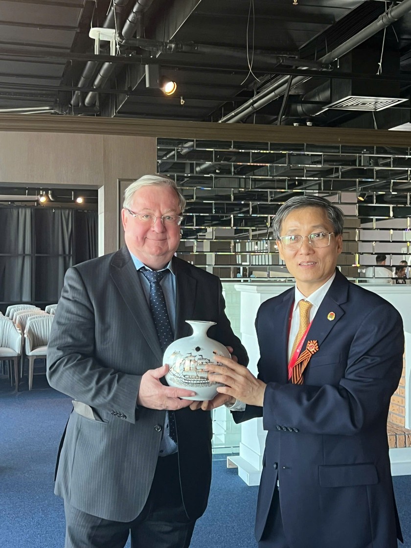 Chủ tịch Hội Luật gia Việt Nam tặng qu&agrave; lưu niệm Ng&agrave;i Sergey Stepashin, Chủ tịch Hội luật gia Li&ecirc;n bang Nga