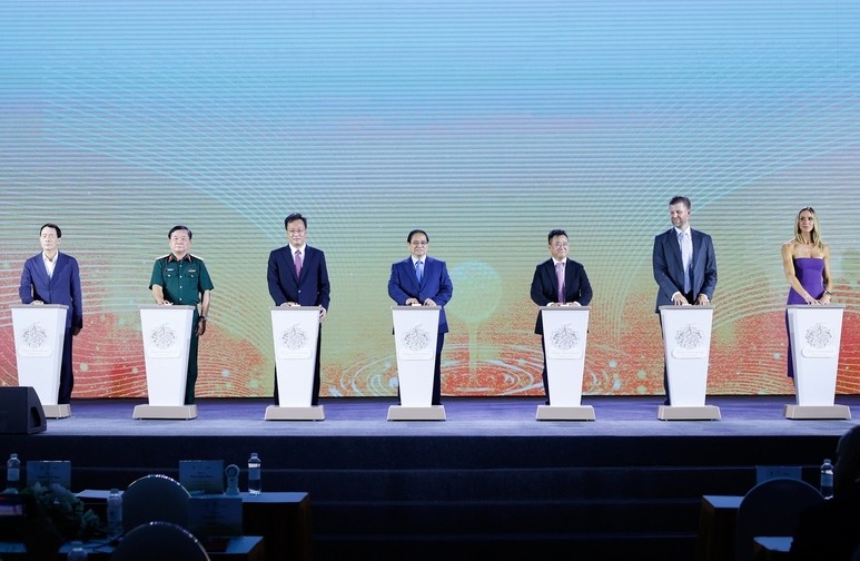Thủ tướng Phạm Minh Ch&iacute;nh v&agrave; c&aacute;c đại biểu thực hiện nghi thức khởi c&ocirc;ng dự &aacute;n Trump International Hưng Y&ecirc;n. (Ảnh: Chinhphu.vn)