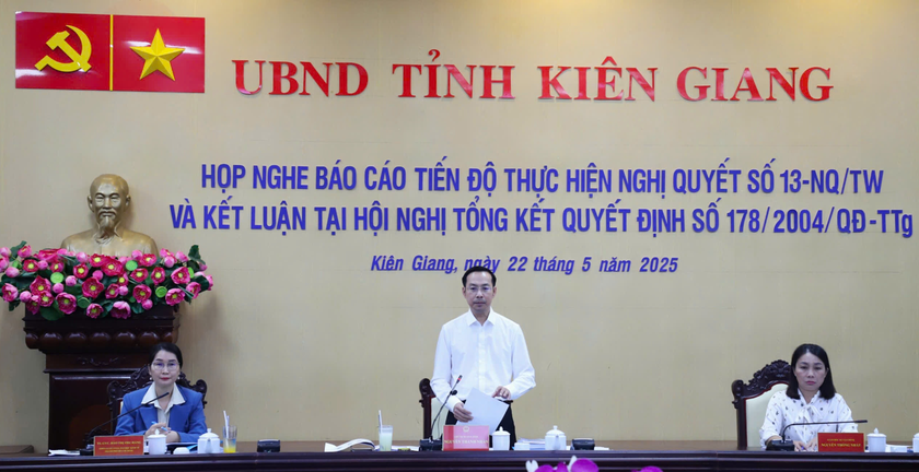 Chủ tịch UBND tỉnh Ki&ecirc;n Giang Nguyễn Thanh Nh&agrave;n ph&aacute;t biểu kết luận cuộc họp