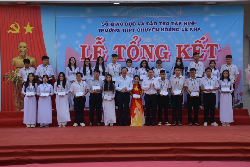 &Ocirc;ng Nguyễn Thanh Ngọc Thứ trưởng Bộ Tư ph&aacute;p c&ugrave;ng &ocirc;ng Đo&agrave;n Trung Ki&ecirc;n, Ph&oacute; Chủ tịch Thường trực UBND tỉnh T&acirc;y Ninh trao học bổng cho học sinh.