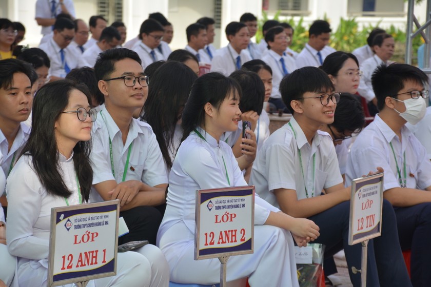 Học sinh trường THPT chuy&ecirc;n Ho&agrave;ng L&ecirc; Kha, TP T&acirc;y Ninh