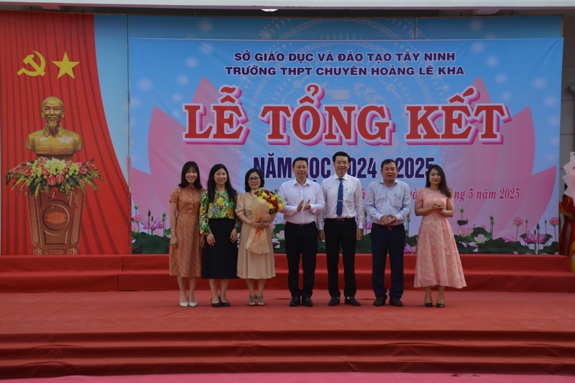 &Ocirc;ng Nguyễn Văn Phước, Gi&aacute;m đốc Sở GDĐT T&acirc;y Ninh tặng hoa c&aacute;m ơn đo&agrave;n c&ocirc;ng t&aacute;c của Bộ Tư ph&aacute;p về thăm trường.