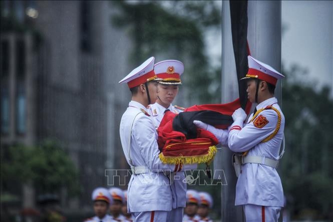 Lễ treo cờ rủ Quốc tang nguyên Chủ tịch nước Trần Đức Lương tại Quảng trường Ba Đình