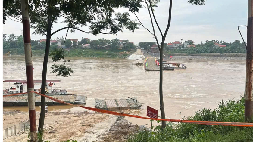 Mực nước s&ocirc;ng d&acirc;ng cao bất thường, k&eacute;o theo lưu tốc d&ograve;ng chảy lớn, g&acirc;y nguy hiểm cho việc di chuyển qua cầu phao