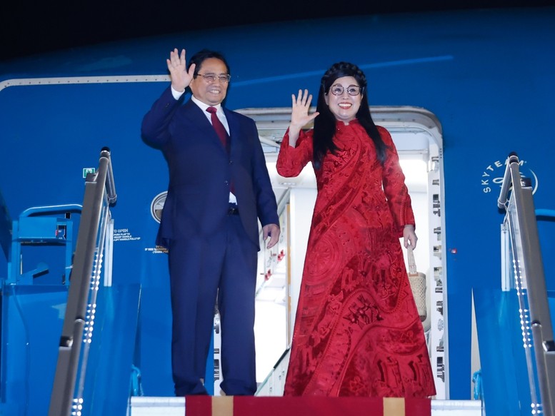 Thủ tướng Ch&iacute;nh phủ Phạm Minh Ch&iacute;nh v&agrave; Phu nh&acirc;n l&ecirc;n đường thăm Malaysia v&agrave; dự Hội nghị Cấp cao ASEAN 46 - Ảnh: VGP/Nhật Bắc