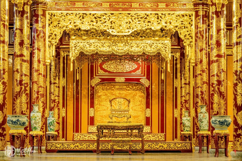 Y&ecirc;u cầu b&aacute;o c&aacute;o về vụ ngai vua triều Nguyễn bị x&acirc;m hại ảnh 1