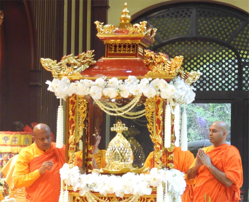 Chư T&ocirc;n đức đến từ Ấn Độ b&ecirc;n x&aacute; lợi Đức Phật tại Cung Tr&uacute;c L&acirc;m Y&ecirc;n Tử