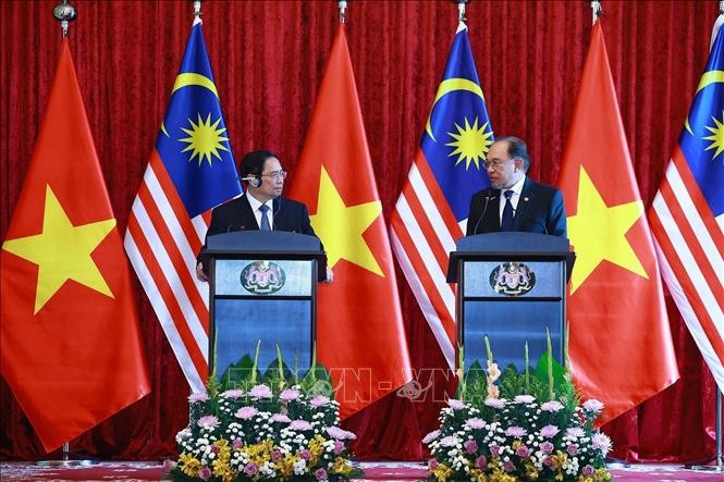 Thủ tướng Phạm Minh Ch&iacute;nh v&agrave; Thủ tướng Malaysia Anwar Ibrahim gặp b&aacute;o ch&iacute; hai nước. Ảnh: Dương Giang/TTXVN
