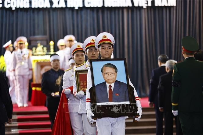 Nghi thức rước ảnh nguy&ecirc;n Chủ tịch nước Trần Đức Lương, bắt đầu lễ di quan. Ảnh: TTXVN