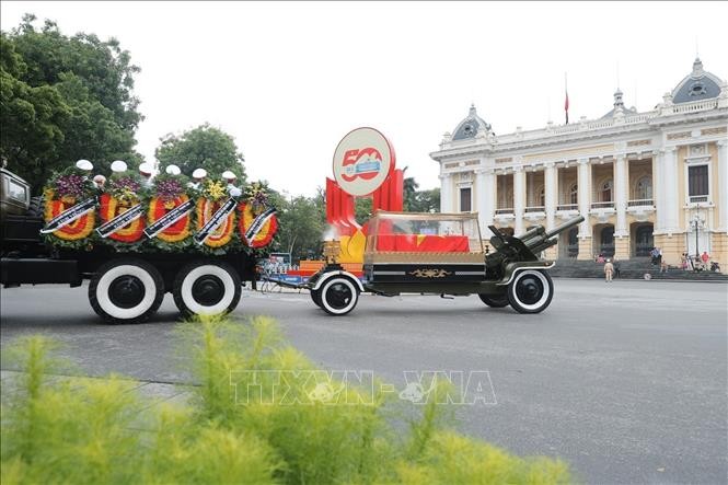 Đo&agrave;n xe chuyển linh cữu nguy&ecirc;n Chủ tịch nước Trần Đức Lương đi qua Quảng trường C&aacute;ch mạng th&aacute;ng T&aacute;m. Ảnh: TTXVN