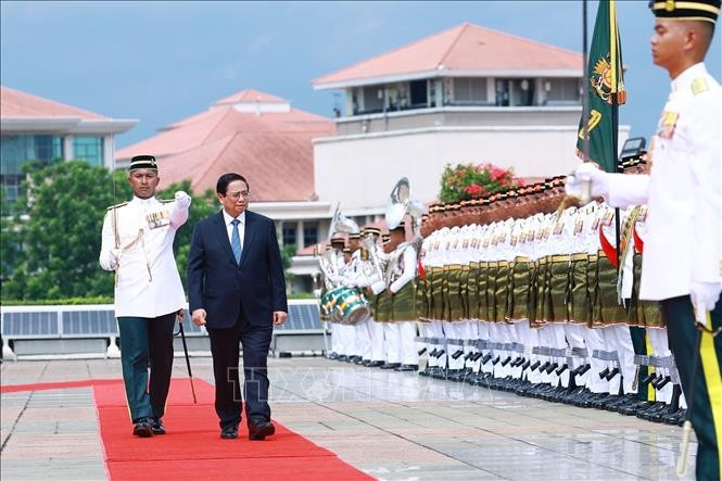 Thủ tướng Phạm Minh Ch&iacute;nh duyệt đội danh dự. Ảnh: Dương Giang/TTXVN