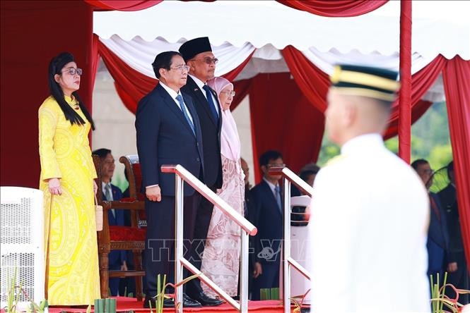 Thủ tướng Phạm Minh Ch&iacute;nh v&agrave; Thủ tướng Malaysia Anwar Ibrahim nghe qu&acirc;n nhạc cử Quốc thiều hai nước. Ảnh: Dương Giang/TTXVN