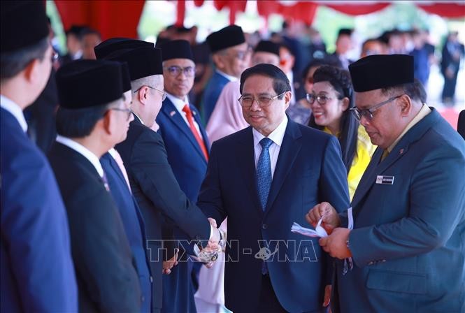 Thủ tướng Phạm Minh Ch&iacute;nh gặp th&agrave;nh vi&ecirc;n đo&agrave;n Malaysia. Ảnh: Dương Giang/TTXVN