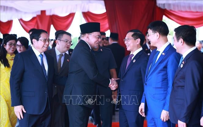 Thủ tướng Phạm Minh Ch&iacute;nh giới thiệu với Thủ tướng Malaysia Anwar Ibrahim th&agrave;nh vi&ecirc;n đo&agrave;n Việt Nam. Ảnh: Dương Giang/TTXVN