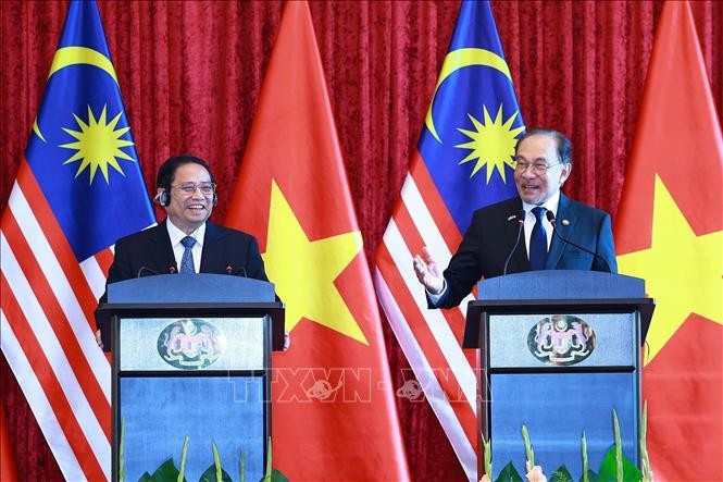 Thủ tướng Phạm Minh Ch&iacute;nh v&agrave; Thủ tướng Malaysia Anwar Ibrahim gặp b&aacute;o ch&iacute; hai nước. Ảnh: Dương Giang/TTXVN