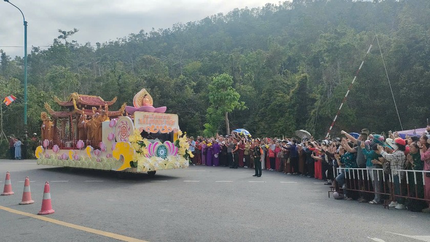 Từng d&ograve;ng người nối d&agrave;i đổ về khu vực Trung t&acirc;m Văn h&oacute;a Tr&uacute;c L&acirc;m Y&ecirc;n Tử để chờ đ&oacute;n khoảnh khắc linh thi&ecirc;ng khi x&aacute; lợi Đức Phật được rước về an vị tại Cung Tr&uacute;c L&acirc;m.