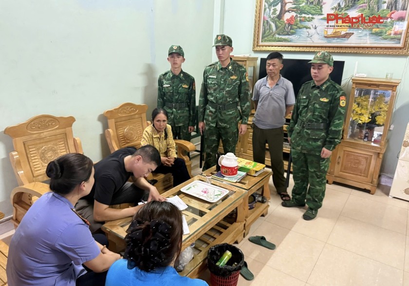 Lực lượng chức năng tiến h&agrave;nh lập bi&ecirc;n bản