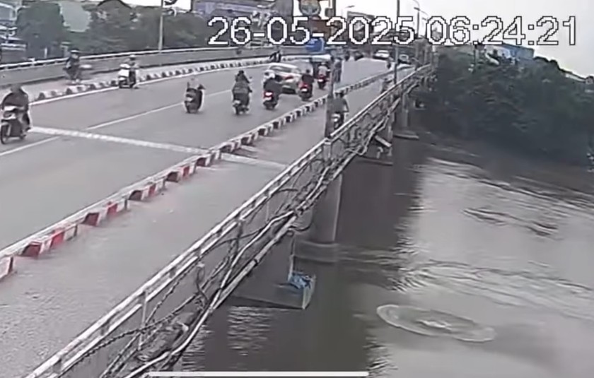 H&igrave;nh ảnh (cắt từ clip) một em học sinh đ&atilde; bu&ocirc;ng tay v&agrave; nhảy xuống tại cầu Đ&ograve; Quan - Nam Định.