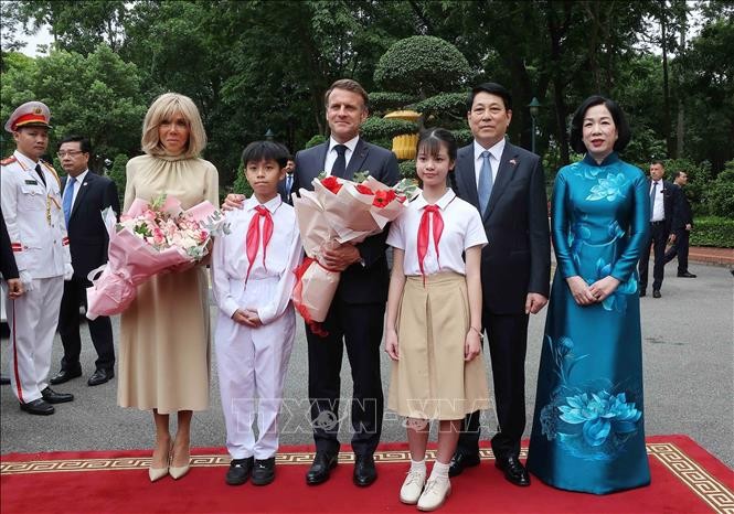Chủ tịch nước Lương Cường v&agrave; Phu nh&acirc;n đ&oacute;n Tổng thống Ph&aacute;p Emmanuel Macron v&agrave; Phu nh&acirc;n. Ảnh: L&acirc;m Kh&aacute;nh/TTXVN