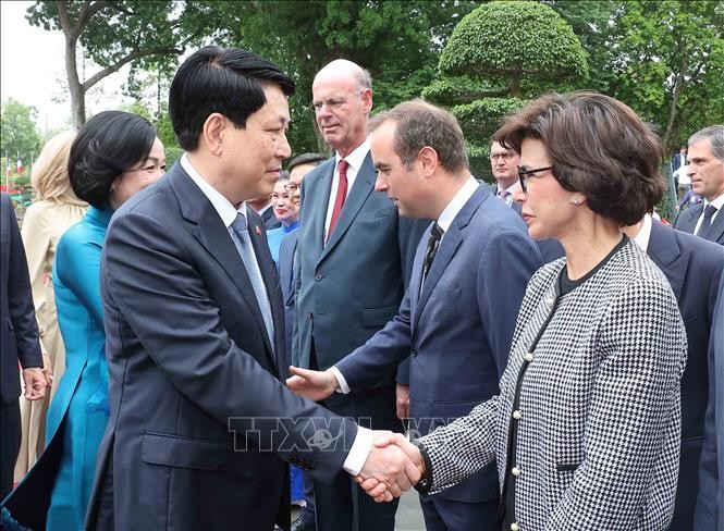 Chủ tịch nước Lương Cường v&agrave; Phu nh&acirc;n với c&aacute;c th&agrave;nh vi&ecirc;n đo&agrave;n Ph&aacute;p. Ảnh: L&acirc;m Kh&aacute;nh/TTXVN