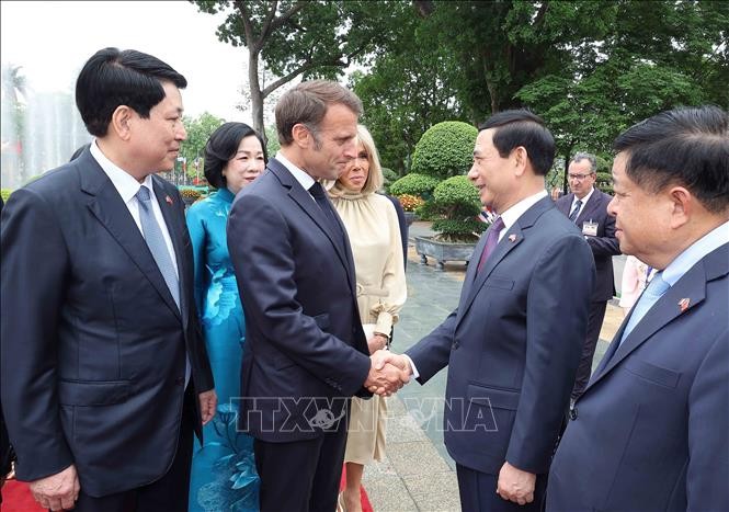 Chủ tịch nước Lương Cường giới thiệu th&agrave;nh vi&ecirc;n đo&agrave;n Việt Nam với Tổng thống Ph&aacute;p Emmanuel Macron. Ảnh: L&acirc;m Kh&aacute;nh/TTXVN