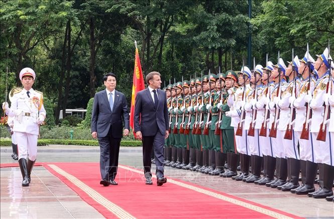 Chủ tịch nước Lương Cường v&agrave; Tổng thống Ph&aacute;p Emmanuel Macron duyệt Đội danh dự Qu&acirc;n đội nh&acirc;n d&acirc;n Việt Nam. Ảnh: L&acirc;m Kh&aacute;nh/TTXVN
