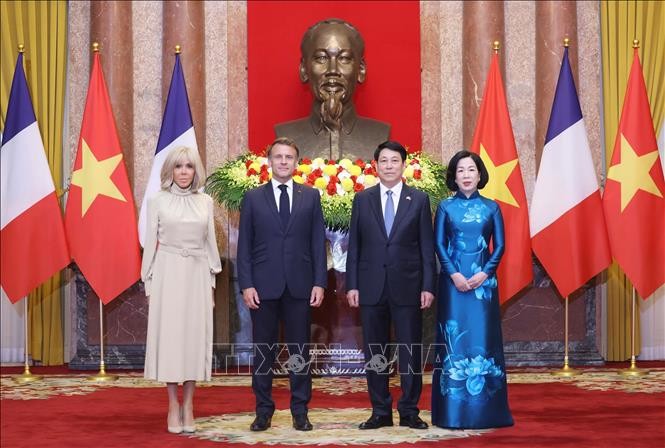 Chủ tịch nước Lương Cường v&agrave; Phu nh&acirc;n c&ugrave;ng Tổng thống Ph&aacute;p Emmanuel Macron v&agrave; Phu nh&acirc;n chụp ảnh chung. Ảnh: L&acirc;m Kh&aacute;nh/TTXVN