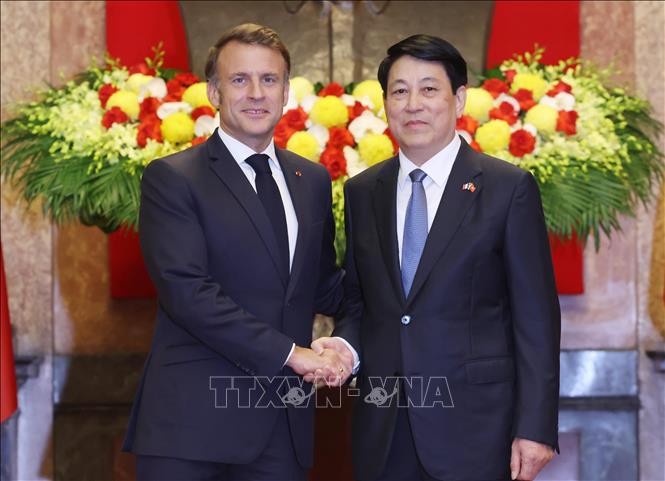 Chủ tịch nước Lương Cường v&agrave; Tổng thống Ph&aacute;p Emmanuel Macron chụp ảnh chung. Ảnh: L&acirc;m Kh&aacute;nh/TTXVN
