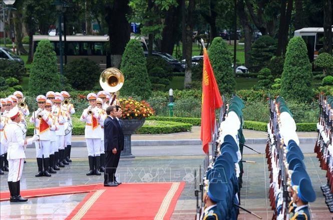 Chủ tịch nước Lương Cường v&agrave; Tổng thống Ph&aacute;p Emmanuel Macron duyệt Đội danh dự Qu&acirc;n đội nh&acirc;n d&acirc;n Việt Nam. Ảnh: Tuấn Anh/TTXVN