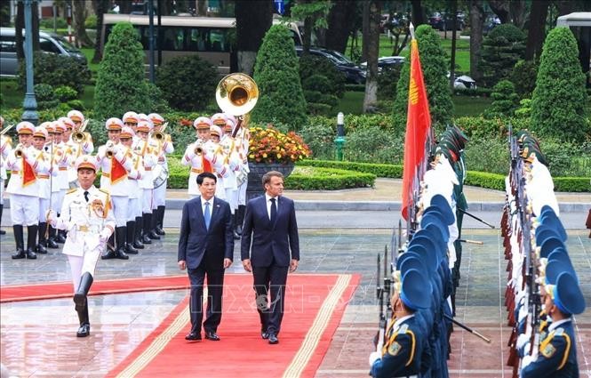Chủ tịch nước Lương Cường v&agrave; Tổng thống Ph&aacute;p Emmanuel Macron duyệt Đội danh dự Qu&acirc;n đội nh&acirc;n d&acirc;n Việt Nam. Ảnh: Tuấn Anh/TTXVN