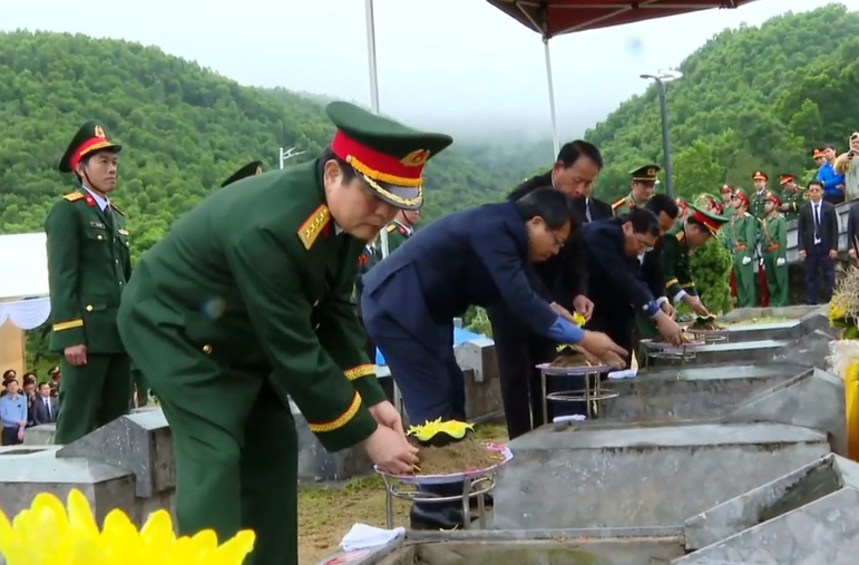 Lễ an t&aacute;ng 4 h&agrave;i cốt liệt sỹ qu&acirc;n t&igrave;nh nguyện v&agrave; chuy&ecirc;n gia Việt Nam hy sinh tr&ecirc;n đất bạn L&agrave;o về đất Mẹ. Ảnh: PV