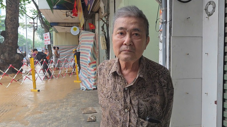 &Ocirc;ng Nguyễn Xu&acirc;n Long tr&uacute; tại ng&otilde; 27 C&aacute;t Linhh, lo lắng về sự cố ảnh hưởng tới sinh hoạt của người d&acirc;n khu phố