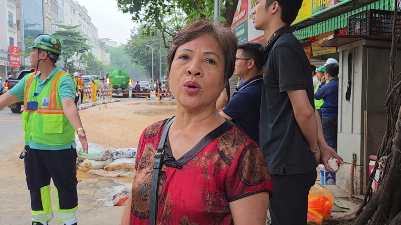 B&agrave; L&ecirc; Thị Lan, 70 tuổi tr&uacute; tại số nh&agrave; 25F, 25C phố C&aacute;t Linh, hiện phải di dời khẩn v&agrave; lo lắng về sự cố ảnh hưởng trực tiếp tới ng&ocirc;i nh&agrave; của m&igrave;nh
