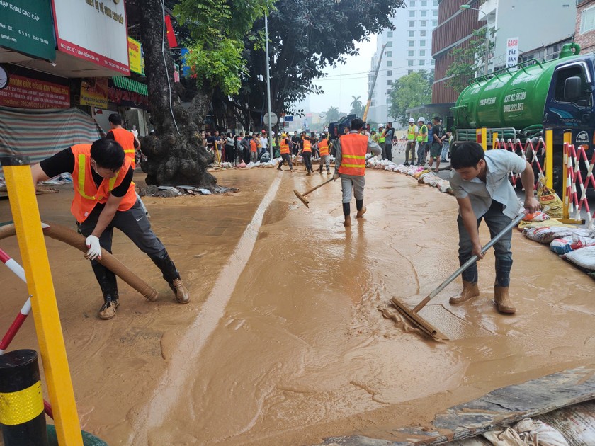 Nh&agrave; thầu đ&atilde; thực hiện c&aacute;c biện ph&aacute;p khắc phục, huy động tối đa nh&acirc;n lực, c&aacute;c xe h&uacute;t b&ugrave;n, thu gom v&agrave; xử l&yacute; b&ugrave;n tại hiện trường.