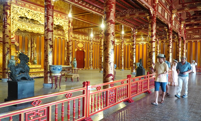 Du kh&aacute;ch tham quan b&igrave;nh thường (Ảnh chụp s&aacute;ng 26/5)