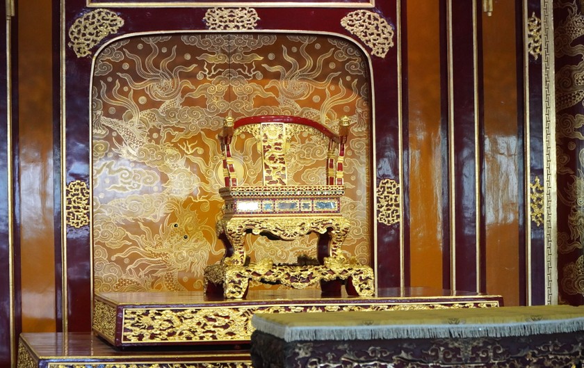 Hiện, ngai v&agrave;ng triều Nguyễn phi&ecirc;n bản phục chế đ&atilde; được đưa ra trưng b&agrave;y tại di t&iacute;ch điện Th&aacute;i Ho&agrave; để phục vụ du kh&aacute;ch