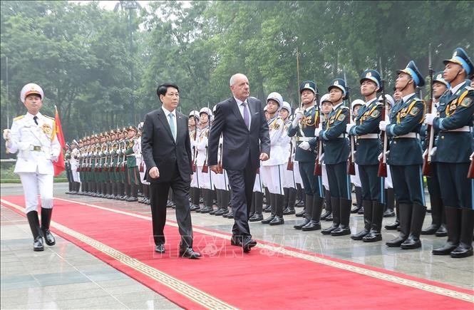 Chủ tịch nước Lương Cường v&agrave; Tổng thống Hungary Sulyok Tamas duyệt Đội danh dự Qu&acirc;n đội nh&acirc;n d&acirc;n Việt Nam. Ảnh: L&acirc;m Kh&aacute;nh/TTXVN