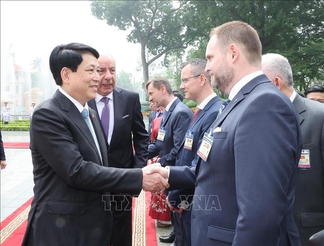 Tổng thống Sulyok Tamas giới thiệu th&agrave;nh vi&ecirc;n đo&agrave;n Hungary với Chủ tịch nước Lương Cường. Ảnh: L&acirc;m Kh&aacute;nh/TTXVN