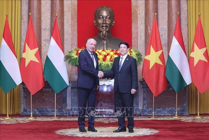 Chủ tịch nước Lương Cường v&agrave; Tổng thống Hungary Sulyok Tamas chụp ảnh chung. Ảnh: L&acirc;m Kh&aacute;nh/TTXVN