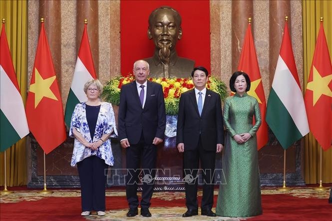 Chủ tịch nước Lương Cường v&agrave; Phu nh&acirc;n c&ugrave;ng Tổng thống Hungary Sulyok Tamas v&agrave; Phu nh&acirc;n chụp ảnh chung. Ảnh: L&acirc;m Kh&aacute;nh/TTXVN