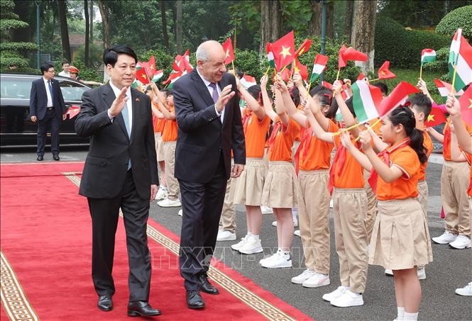 Chủ tịch nước Lương Cường v&agrave; Tổng thống Hungary Sulyok Tamas với thiếu nhi Thủ đ&ocirc; H&agrave; Nội. Ảnh: L&acirc;m Kh&aacute;nh/TTXVN