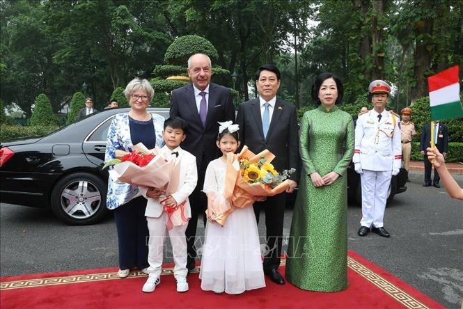 Chủ tịch nước Lương Cường v&agrave; Phu nh&acirc;n đ&oacute;n Tổng thống Hungary Sulyok Tamas v&agrave; Phu nh&acirc;n. Ảnh: L&acirc;m Kh&aacute;nh/TTXVN