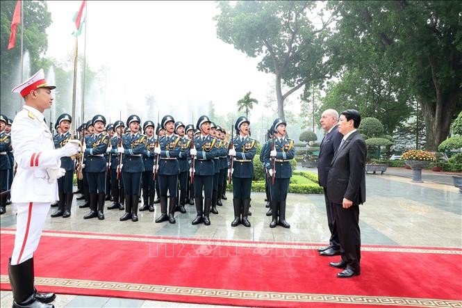 Chủ tịch nước Lương Cường v&agrave; Tổng thống Hungary Sulyok Tamas duyệt Đội danh dự Qu&acirc;n đội nh&acirc;n d&acirc;n Việt Nam. Ảnh: L&acirc;m Kh&aacute;nh/TTXVN