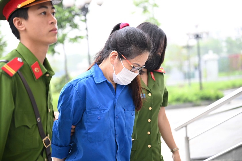Dẫn giải bị c&aacute;o v&agrave;o t&ograve;a.
