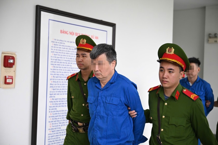 Dẫn giải bị c&aacute;o v&agrave;o t&ograve;a.