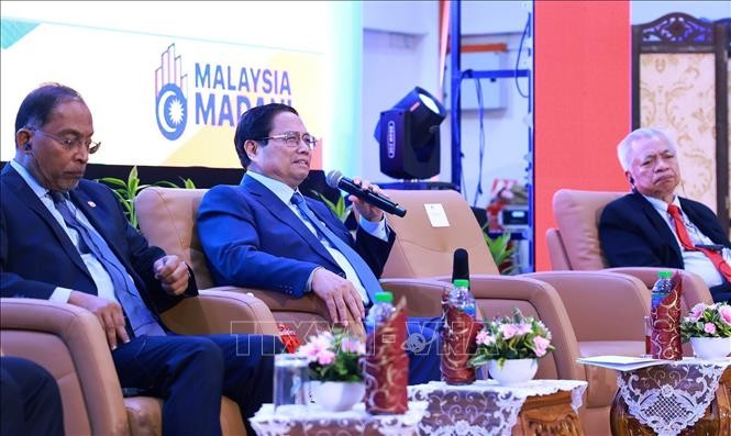 Thủ tướng Phạm Minh Ch&iacute;nh đối thoại với sinh vi&ecirc;n, học vi&ecirc;n Đại học Quốc gia Malaysia. Ảnh: Dương Giang/TTXVN