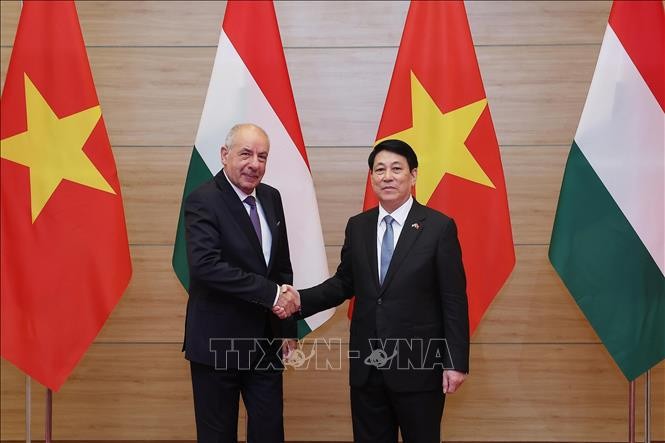 Chủ tịch nước Lương Cường đ&oacute;n Tổng thống Hungary Sulyok Tamas tới dự tiệc chi&ecirc;u đ&atilde;i. Ảnh: L&acirc;m Kh&aacute;nh/TTXVN