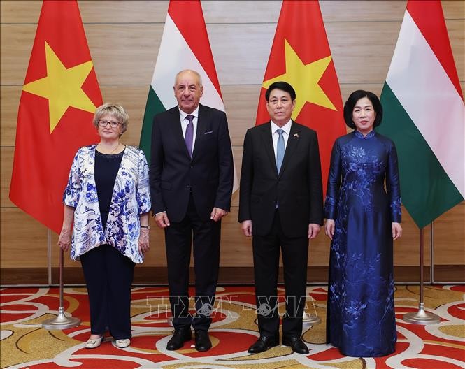 Chủ tịch nước Lương Cường v&agrave; Phu nh&acirc;n đ&oacute;n Tổng thống Hungary Sulyok Tamas v&agrave; Phu nh&acirc;n dự tiệc chi&ecirc;u đ&atilde;i. Ảnh: L&acirc;m Kh&aacute;nh/TTXVN