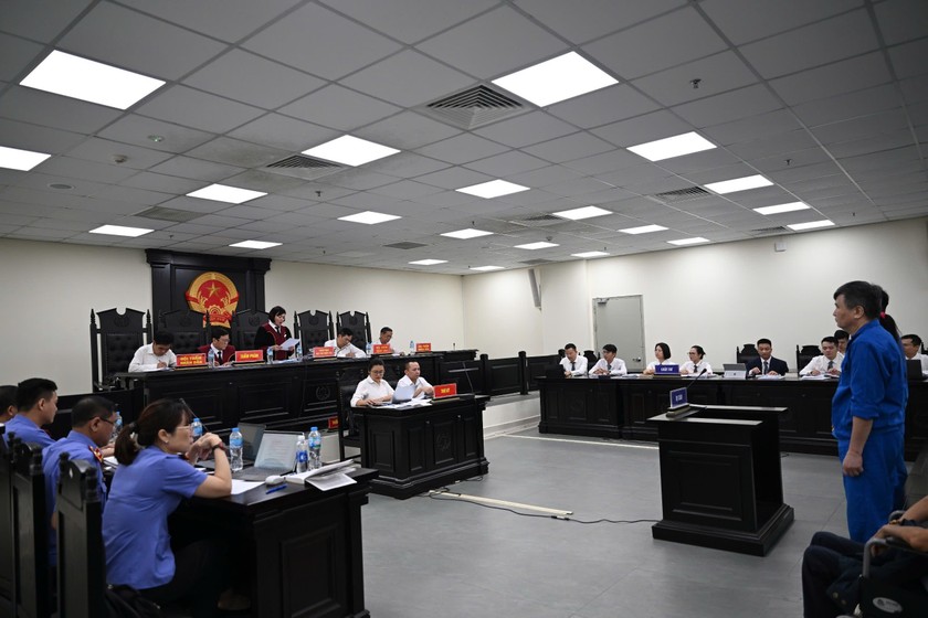 Cảnh phi&ecirc;n t&ograve;a.